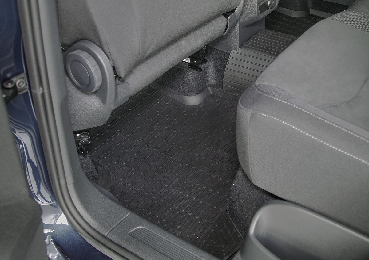 Автомобильный коврик Rival 15805006 в салон Volkswagen Tiguan II 2016->, черный