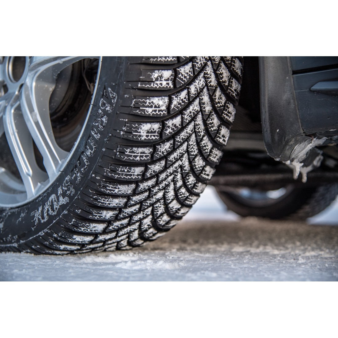 Легковая шина Bridgestone Blizzak LM005 DriveGuard Run Flat 225/45 R18 95V не для эксплуатации (старше 4-х лет), без гарантии